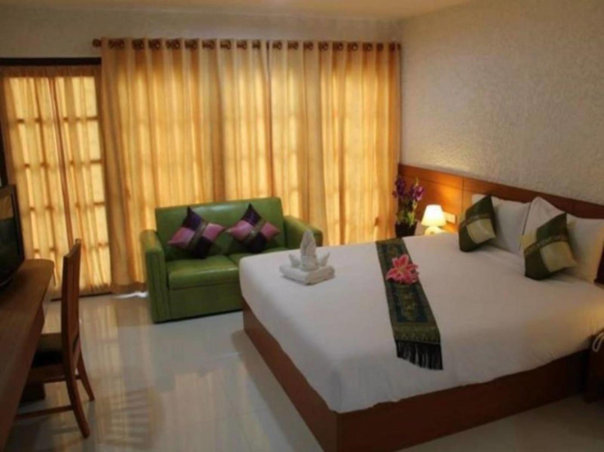 Hotel Neptuna By Maduzi Phuket