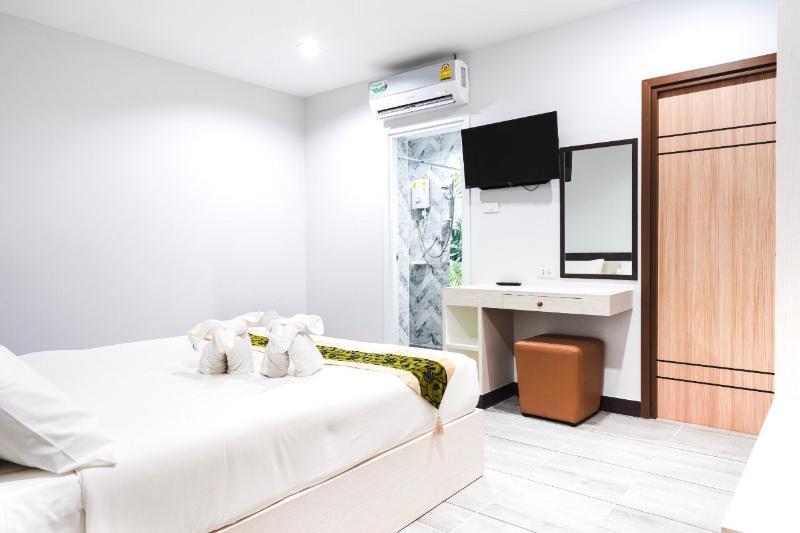 Hotel Neptuna By Maduzi Phuket